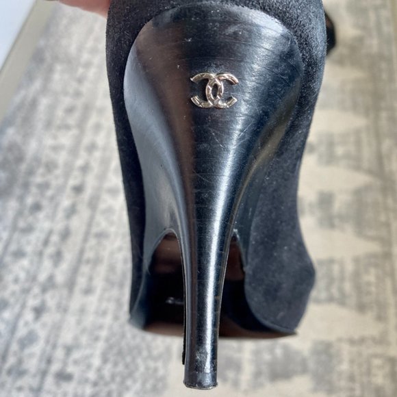 Chanel Authentic Black Suede Logo CC Pumps Heels w COA - Picture 3 of 13